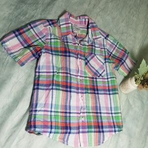 Children place short sleeve shirt.